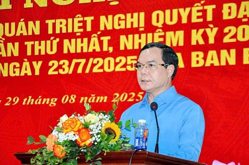Tổng Liên đoàn Lao động Việt Nam Nguyễn Đình Khang phát biểu khai mạc hội nghị. (Ảnh: T.L)