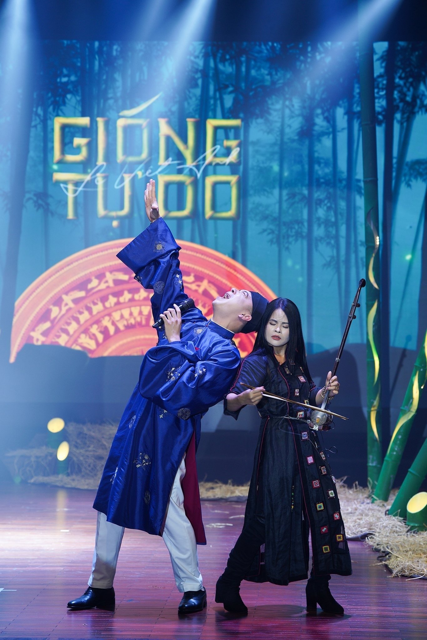 Sängerin Le Viet Anh und der verdiente Künstler Duong Thuy Anh – die Erhu-Künstlerin in der MV Giong Tu Do. Foto: DVCC