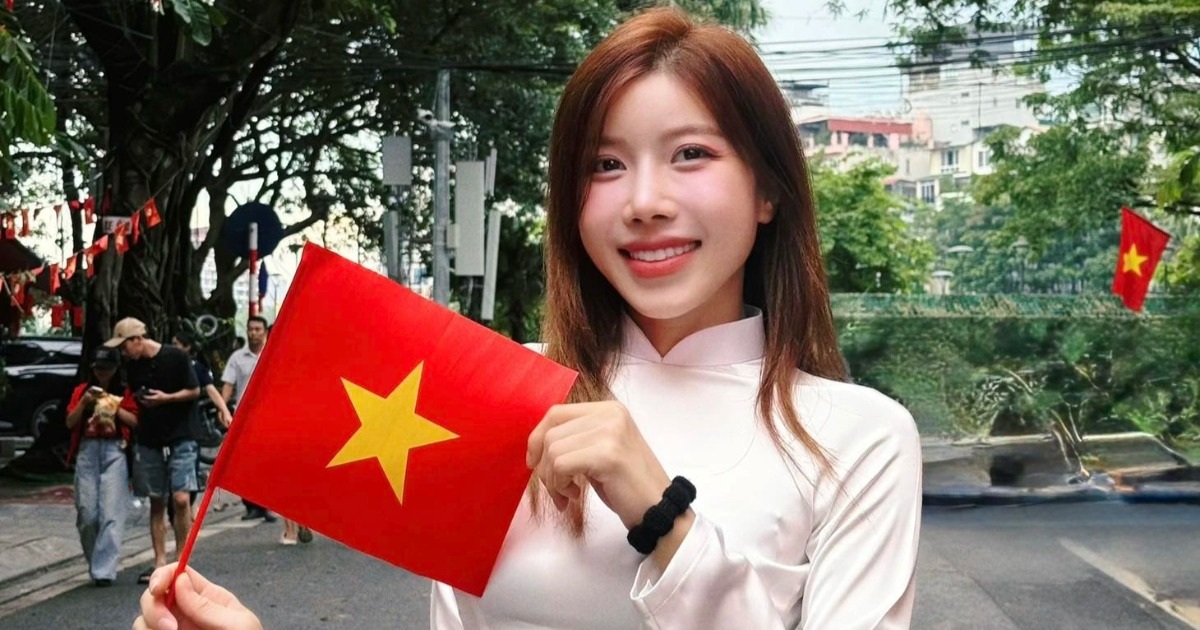 ''Chị đẹp'' Trang Pháp được người dân Hà Nội giúp ủi áo dài diễu hành A80