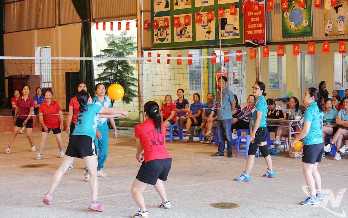 ການ​ແຂ່ງຂັນ​ກິລາ​ໄດ້​ດຳ​ເນີນ​ໄປ​ຢ່າງ​ຟົດ​ຟື້ນ, ສ້າງ​ບັນຍາກາດ​ຟົດ​ຟື້ນ​ມ່ວນ​ຊື່ນ​ໃນ​ວັນ​ຊາດ.