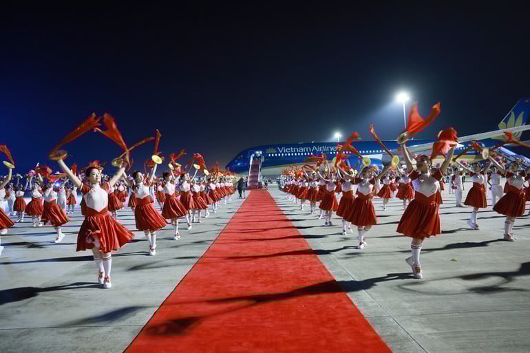 vna-potal-thu-tuong-bat-dau-chuyen-tham-du-hoi-nghi-thuong-dinh-to-chuc-hop-tac-thuong-hai-sco-2025-8245991.jpg