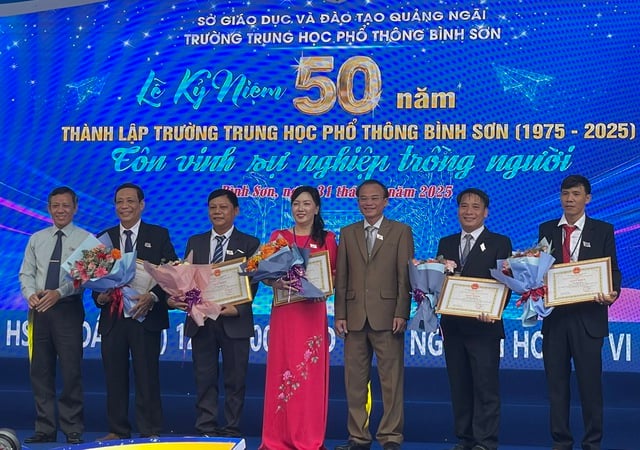 Xúc động trong ngày hội 50 năm Trường THPT Bình Sơn - Ảnh 9.