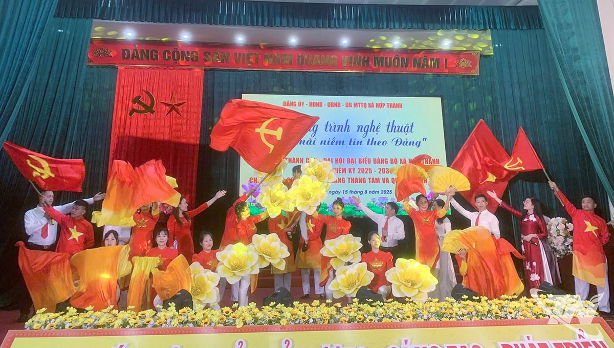 ຕາ​ແສງ ຮ່​ບ​ແທ່ງ ​ໄດ້​ຈັດ​ຕັ້ງ​ລາຍການ​ສະ​ແດງ​ສິລະ​ປະ​ເພື່ອ​ສະ​ເຫຼີ​ມສະຫຼອງ​ຜົນສຳ​ເລັດ​ຂອງ​ກອງ​ປະຊຸມ​ໃຫຍ່​ຜູ້​ແທນ​ທົ່ວ​ປະ​ເທດ, ຄົບຮອບ 80 ປີ​ແຫ່ງ​ການ​ປະຕິວັດ​ເດືອນ​ສິງຫາ ​ແລະ ວັນ​ຊາດ 2 ກັນຍາ.