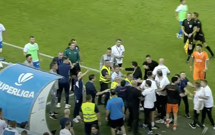 Thẻ đỏ khó tin tại UEFA Europa Conference- Ảnh 2.
