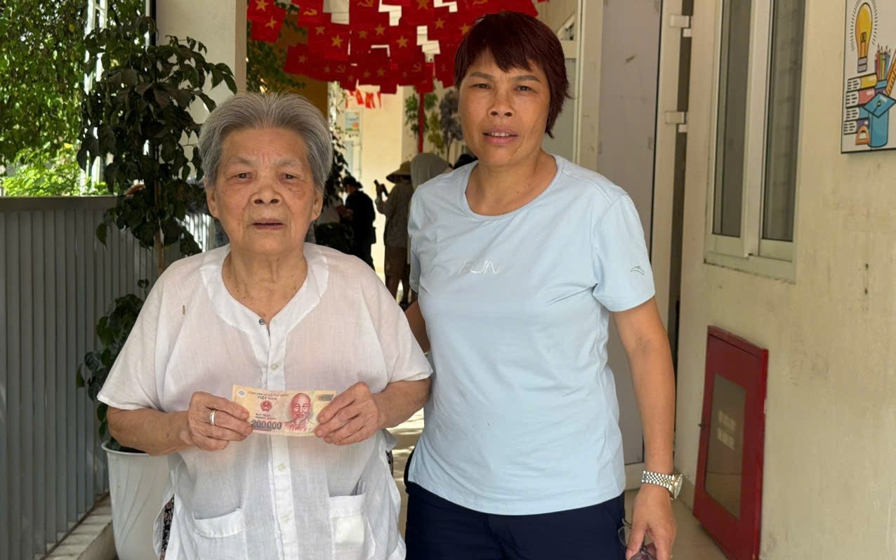 Cụ Dương Thị Quất, 91 tuổi, phường Vĩnh Hưng xúc động đón nhận quà Ngày Tết Độc lập
