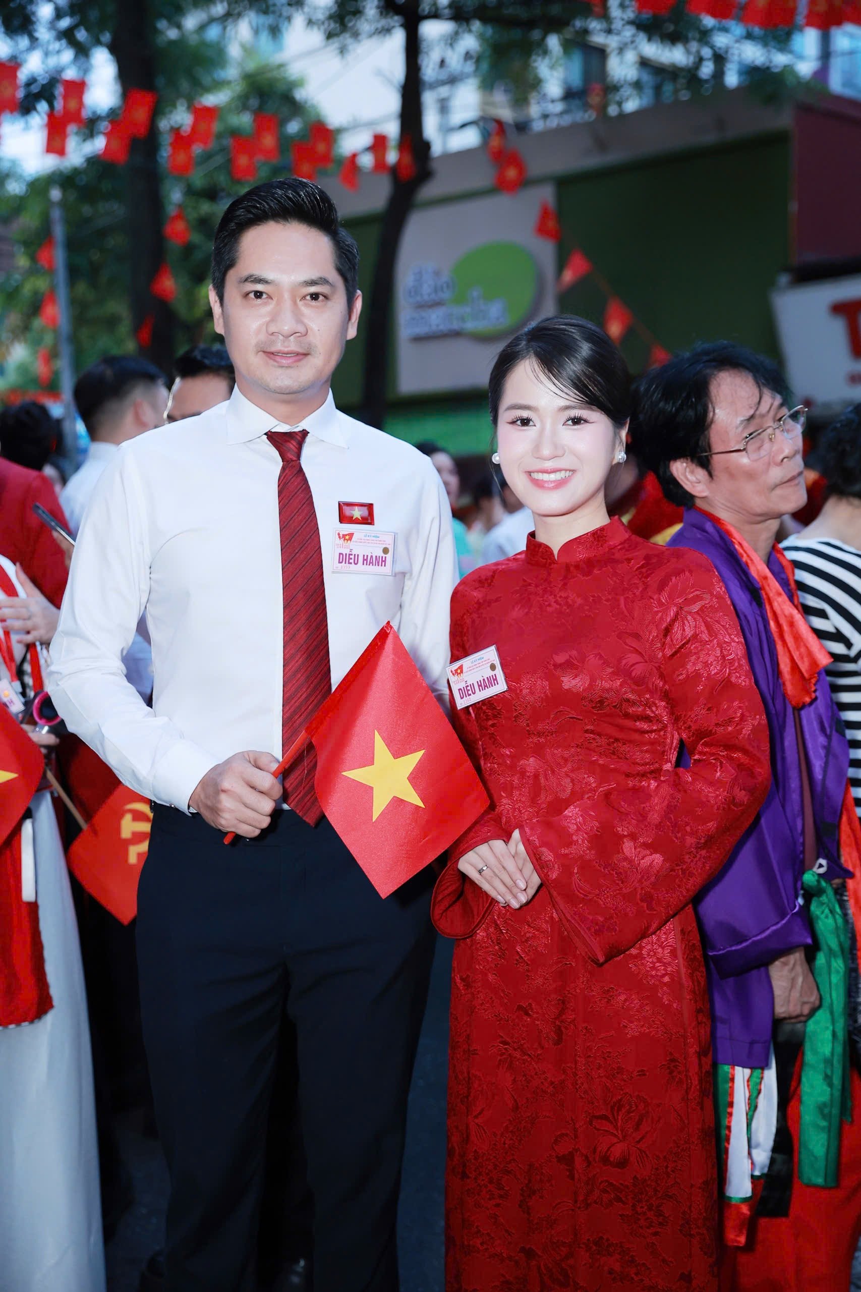 Lâm Vỹ Dạ để chồng ở nhà chăm con, ra Hà Nội tham gia diễu hành A80 - 3