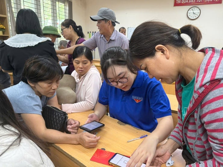 Người dân phấn khởi, xúc động đón nhận quà Tết Độc lập- Ảnh 4.