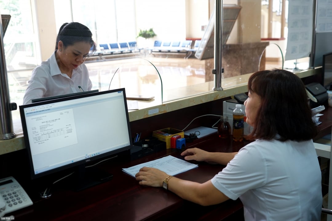 Le personnel du Département du Trésor de la Banque d'État du Vietnam, succursale de la région 11, est en service pour s'assurer que les cadeaux sont offerts aux personnes conformément à la réglementation.