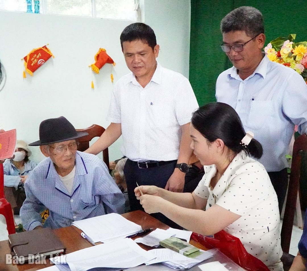 El Sr. Huynh My Phong, presidente del Comité Popular del Barrio Dong Hoa (de pie a la izquierda) fue al vecindario Nam Binh 1 para inspeccionar el trabajo de dar regalos a la gente.