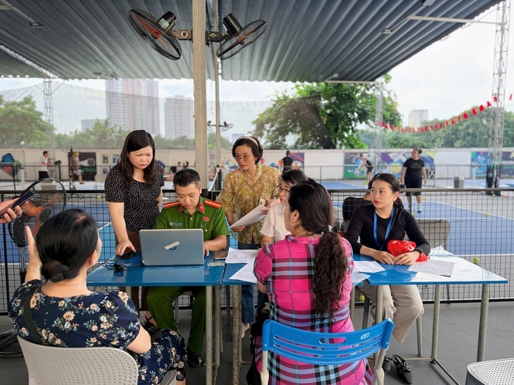 Người dân phấn khởi, xúc động đón nhận quà Tết Độc lập- Ảnh 10.