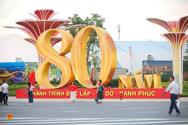 Triển lãm "80 năm hành trình Độc lập - Tự do - Hạnh phúc" đón hơn 1 triệu lượt khách sau 3 ngày mở cửa - Ảnh 1.