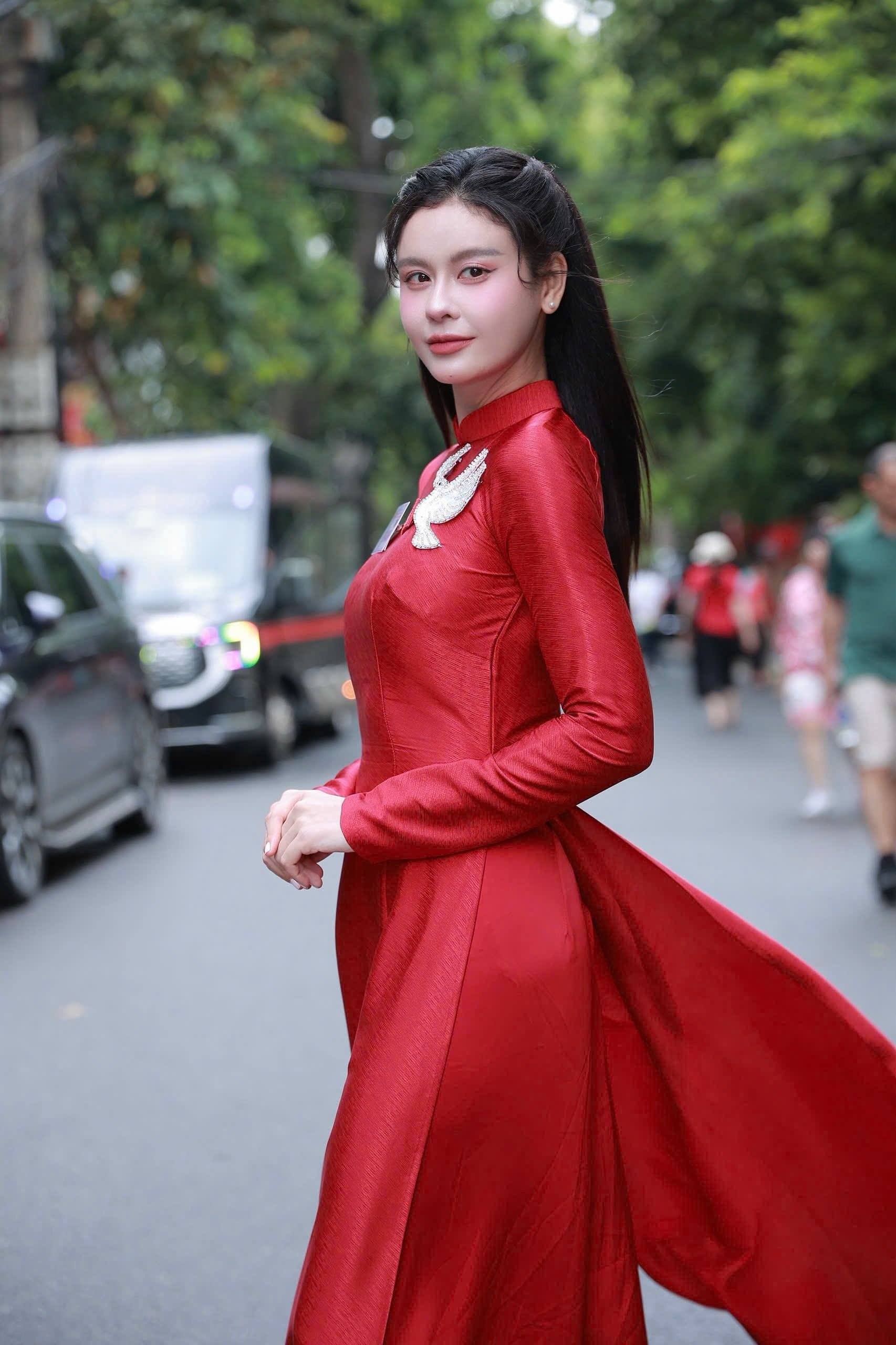 Lâm Vỹ Dạ để chồng ở nhà chăm con, ra Hà Nội tham gia diễu hành A80 - 7