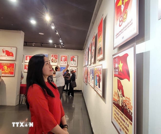 ttxvn-trien-lam-tranh-co-dong-chao-mung-cach-mang-thang-tam-va-quoc-khanh-29.jpg