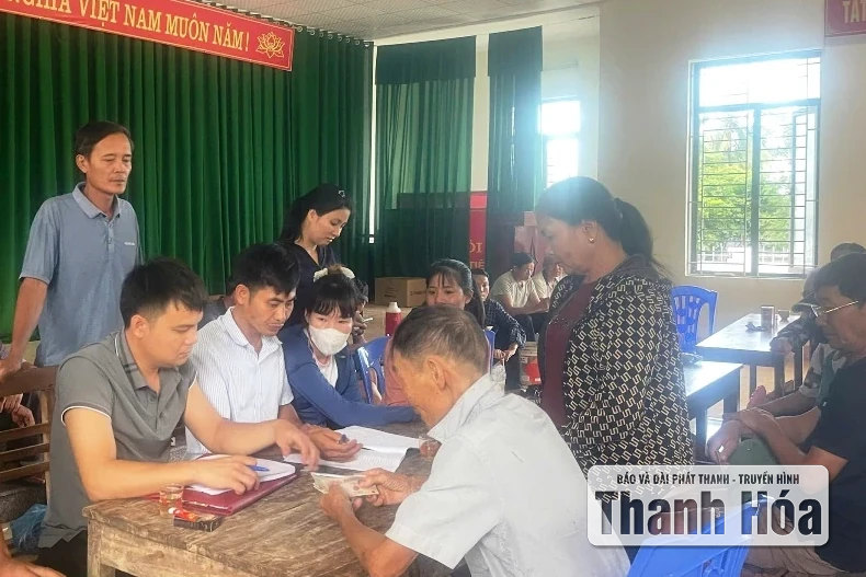 La comuna de Ha Trung se esfuerza por completar la entrega de obsequios del Día Nacional a la gente esta noche.