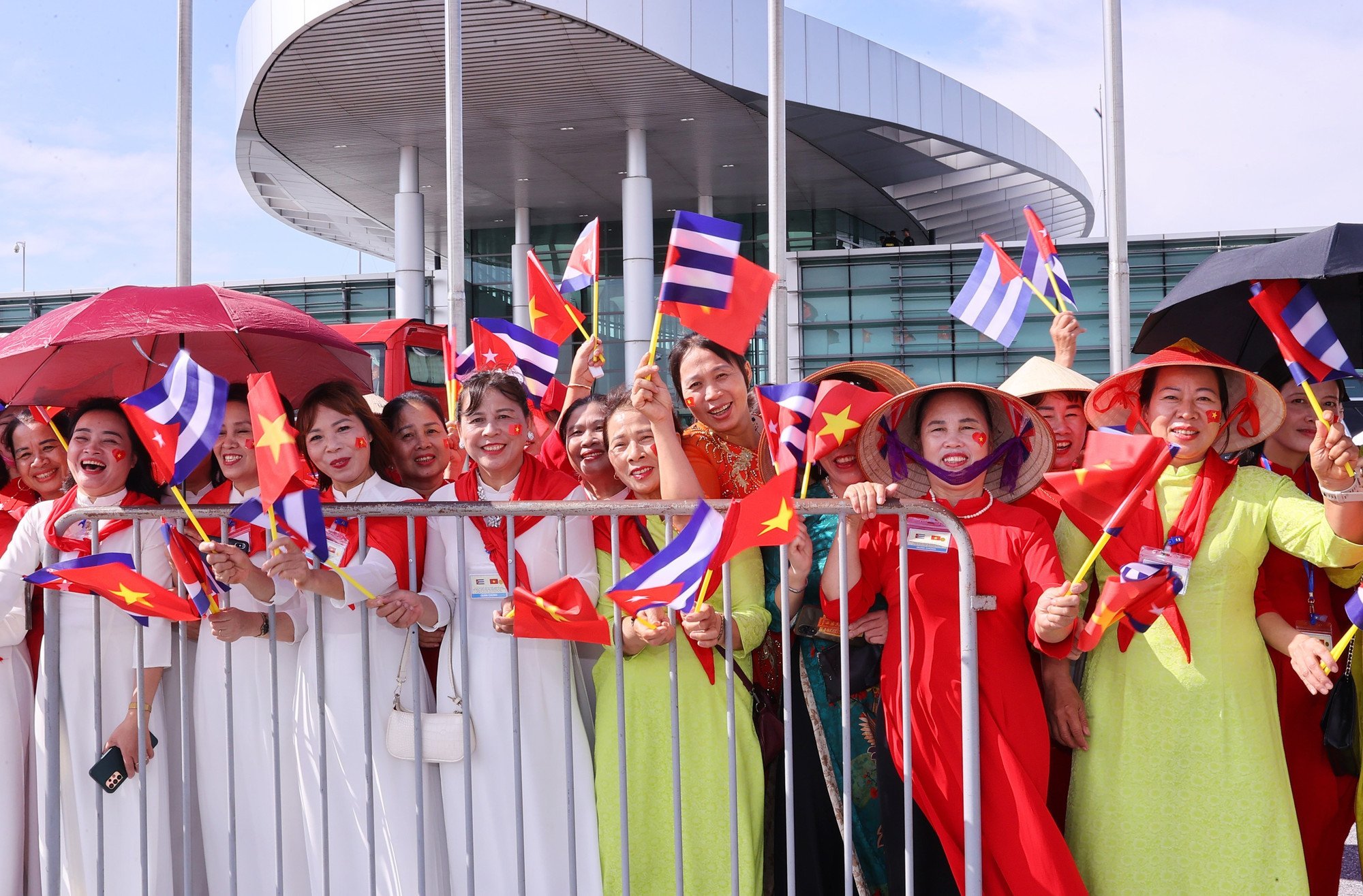 vna-potal-bi-thu-thu-nhat-chu-tich-nuoc-cuba-bat-dau-tham-cap-nha-nuoc-toi-viet-nam-8246328.jpg