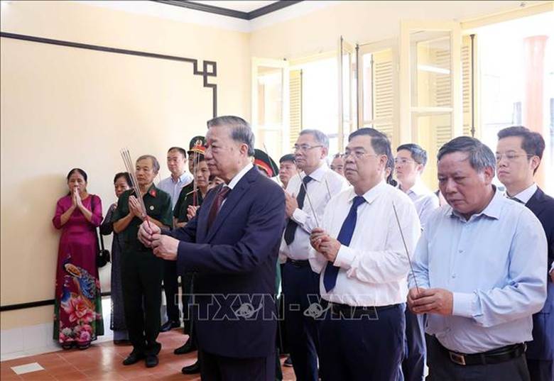 Sekretaris Jenderal dan delegasi mempersembahkan dupa kepada Presiden Ho Chi Minh di Rumah Relik No. 48 Hang Ngang - Foto: VNA