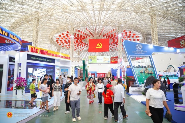 Triển lãm "80 năm hành trình Độc lập - Tự do - Hạnh phúc" đón hơn 1 triệu lượt khách sau 3 ngày mở cửa - Ảnh 3.