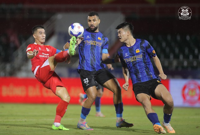 Ninh Bình tạo sóng lớn, cuộc đua vô địch V-League nghẹt thở: Đội nào đuổi kịp được đây! - Ảnh 2.