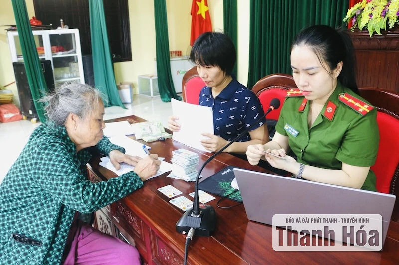Gambar pertama warga di komune Hoang Loc yang menerima hadiah Hari Kemerdekaan