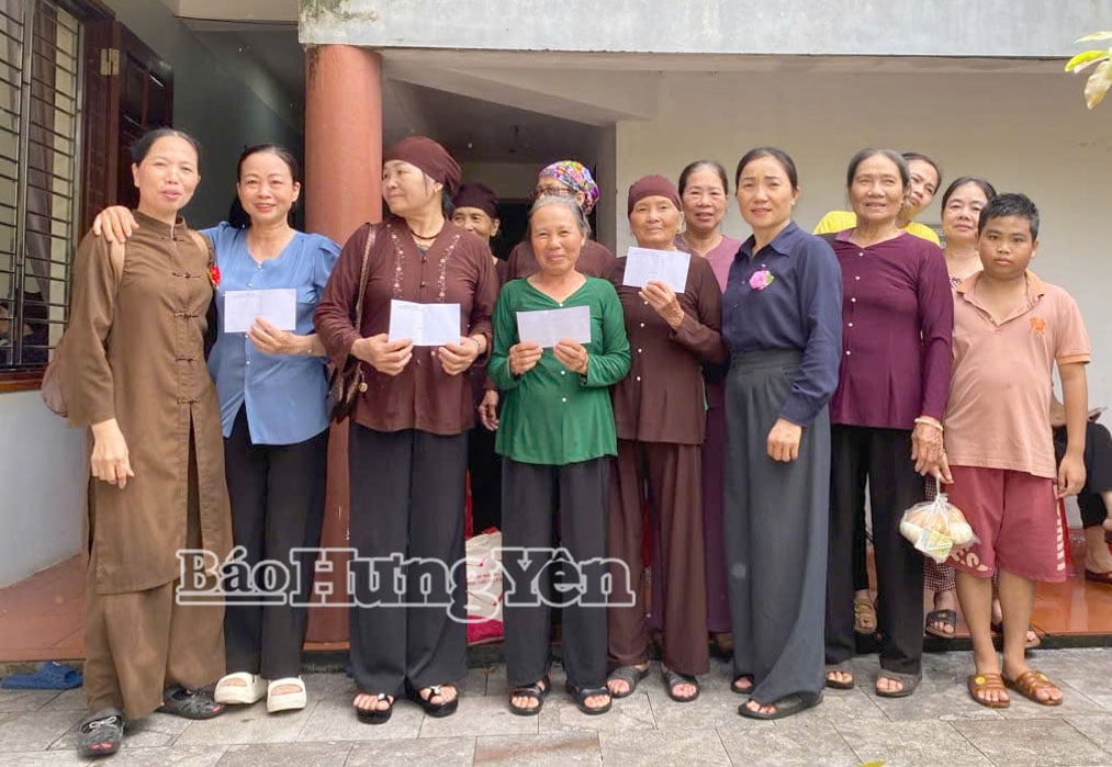តំណាងសមាគមនារីឃុំ Quynh Phu ជូនអំណោយដល់សមាជិកនារីដែលជួបការលំបាកនៅតំបន់នោះ។