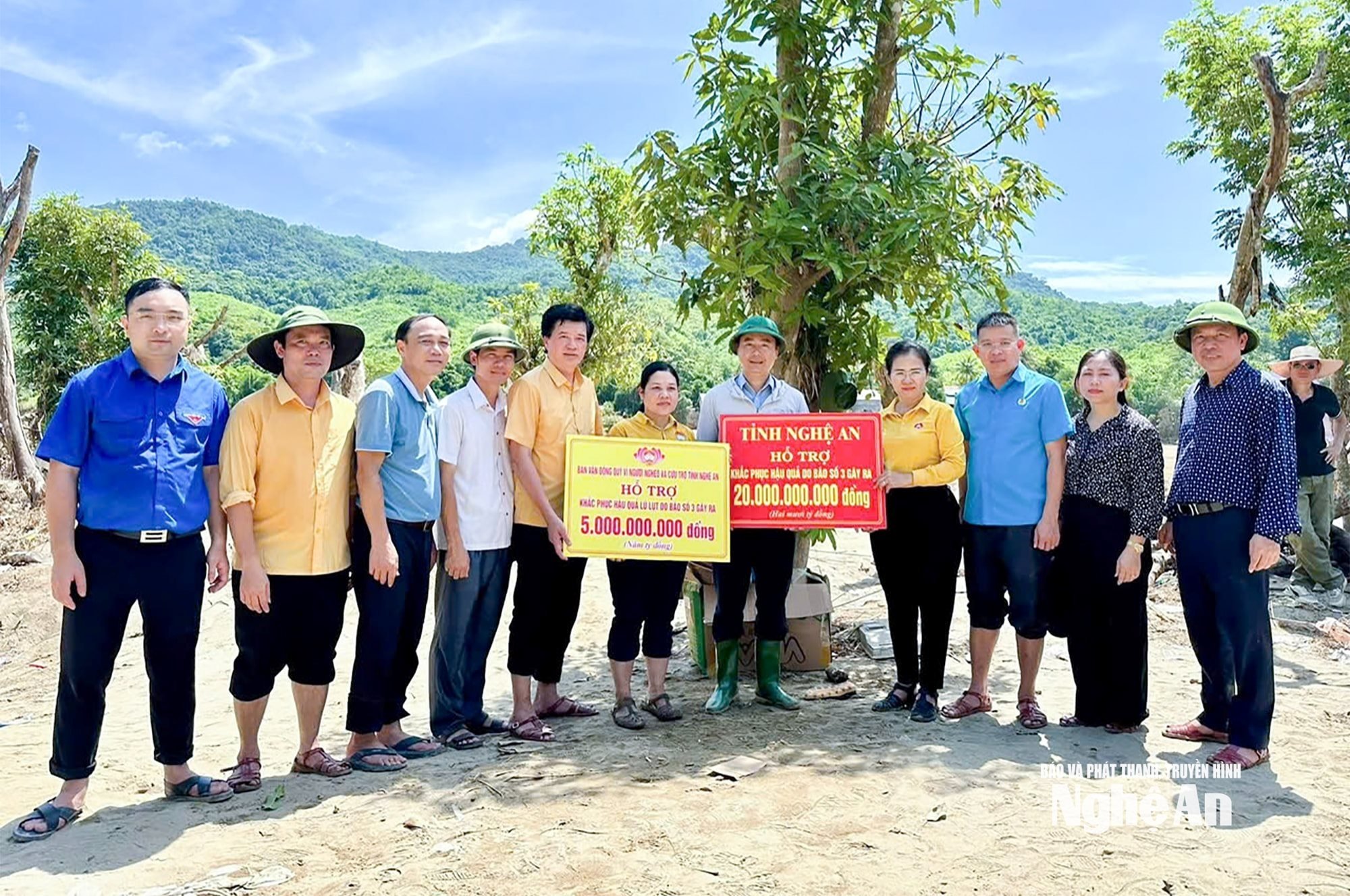  dong-chi-vo-thi-minh-sinh-va-nguyen-dinh-hung-trao-ho-tro-nguoi-dan-xa-tuong-duong-bi-thiet-hai-do-mua-lu.-anh-dinh-tuan