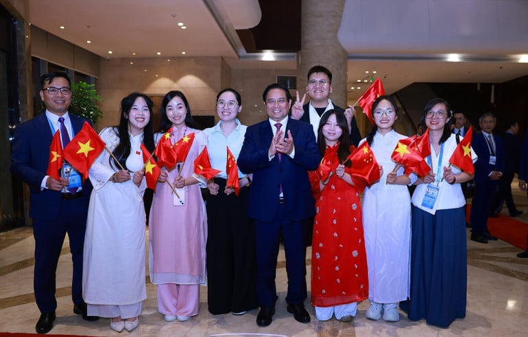 vna-potal-thu-tuong-bat-dau-chuyen-tham-du-hoi-nghi-thuong-dinh-to-chuc-hop-tac-thuong-hai-sco-2025-8245990.jpg