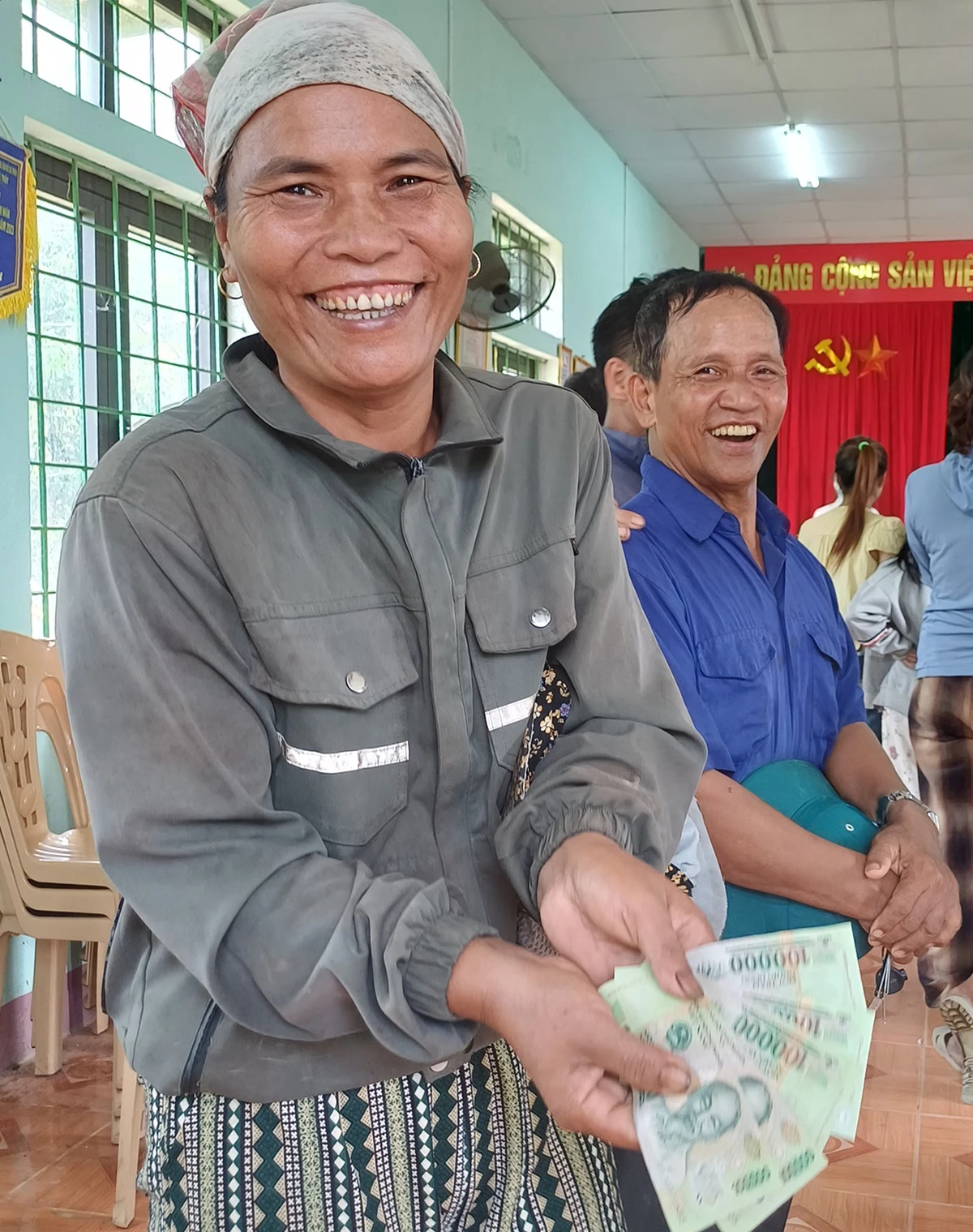 ชาวบ้านกงกุง ตำบลกิมหงัน ต่างตื่นเต้นกับของขวัญที่มอบให้เพื่อเฉลิมฉลองวันประกาศอิสรภาพ - ภาพโดย: N.H
