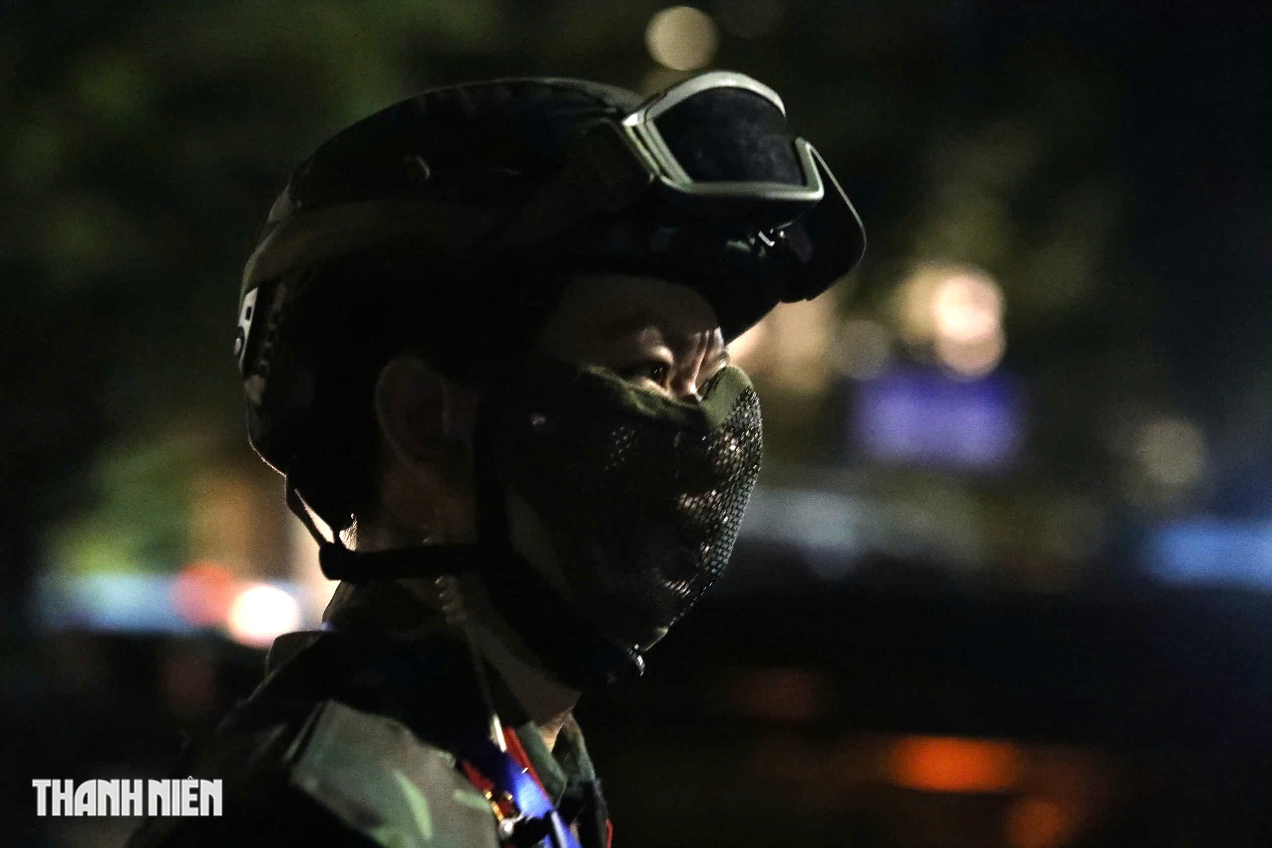 Des forces masquées, « indiscernables », protègent le bloc militaire étranger sur l'A80 - Photo 9.