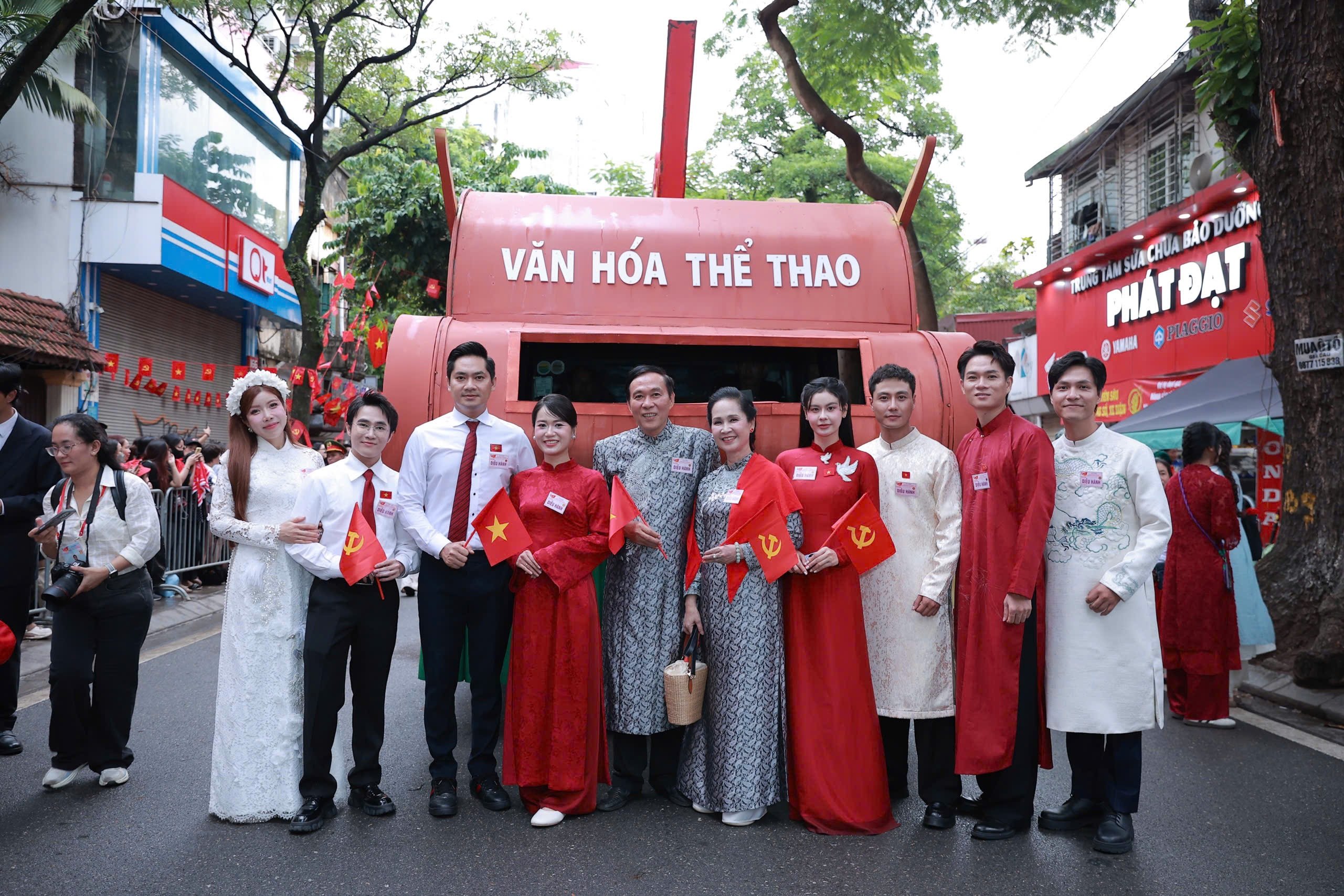 Lâm Vỹ Dạ để chồng ở nhà chăm con, ra Hà Nội tham gia diễu hành A80 - 1