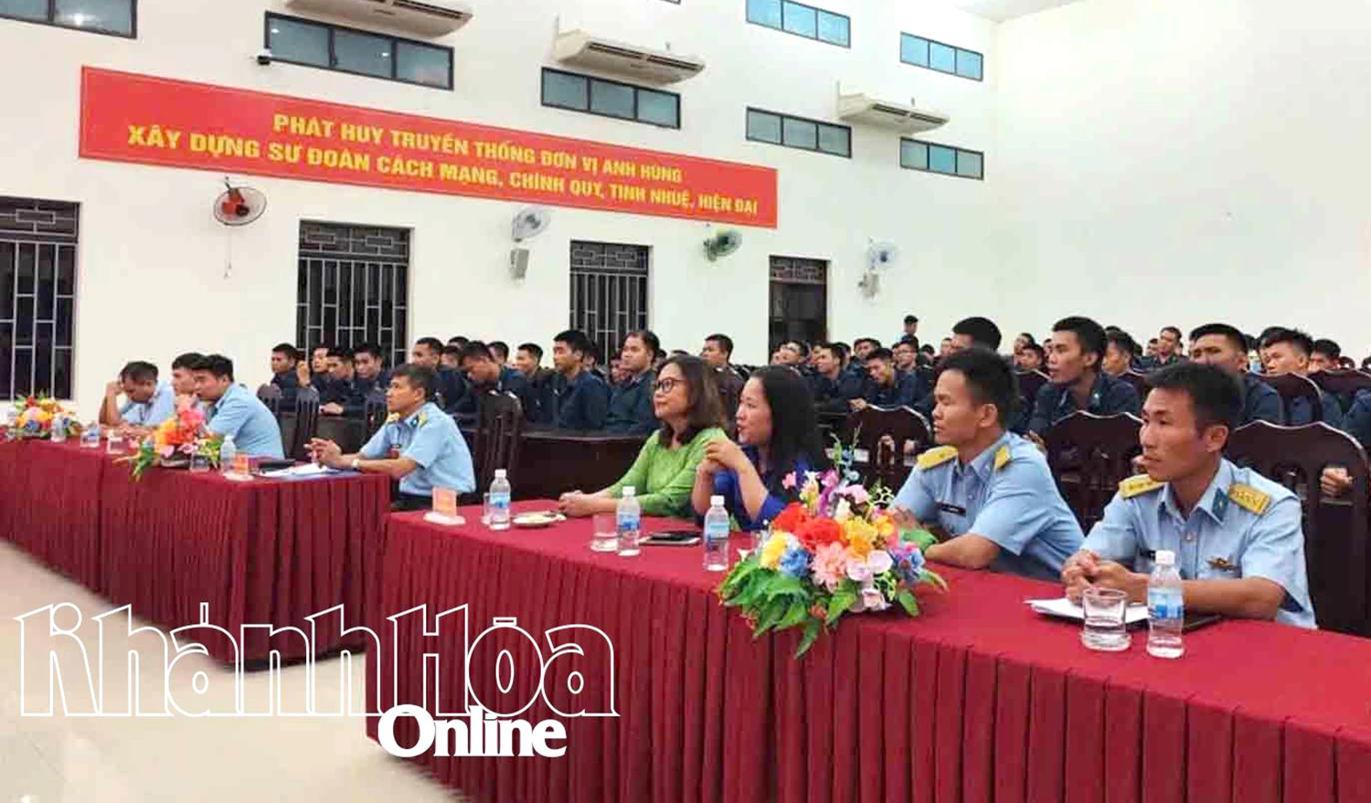Cadres, union members and youth participate in the discussion.