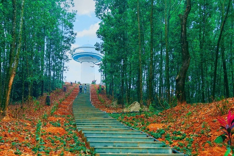 UFO-Station - Raumschiff fliegt am Himmel