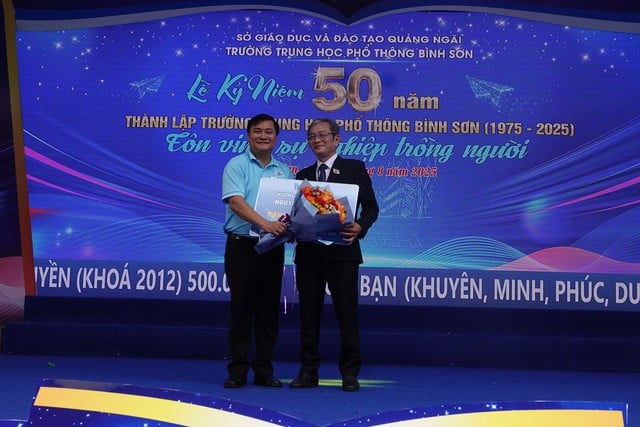 Xúc động trong ngày hội 50 năm Trường THPT Bình Sơn - Ảnh 6.
