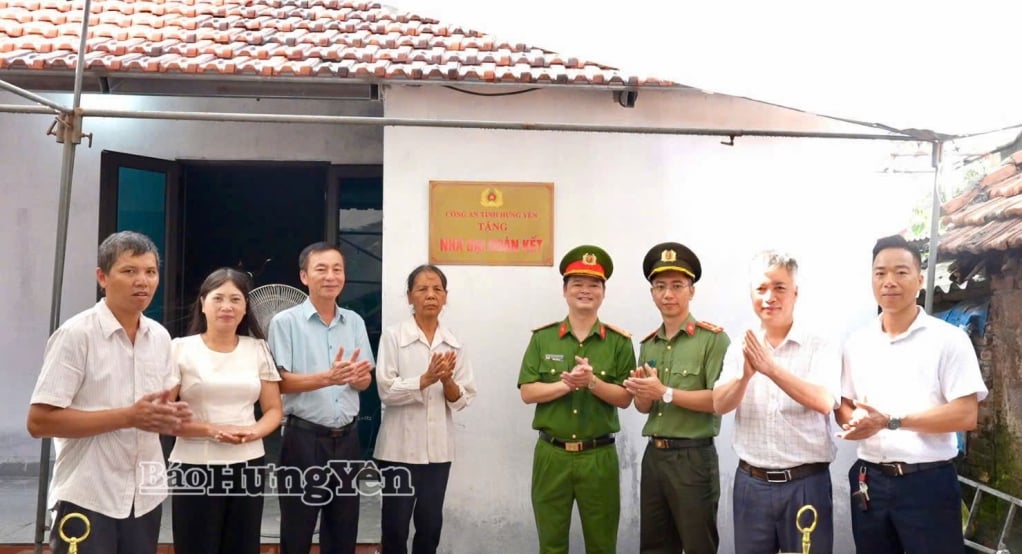 Polisi Komune Trieu Viet Vuong mengucapkan selamat kepada keluarga Ibu Pham Thi Hien pada kesempatan peresmian rumah.