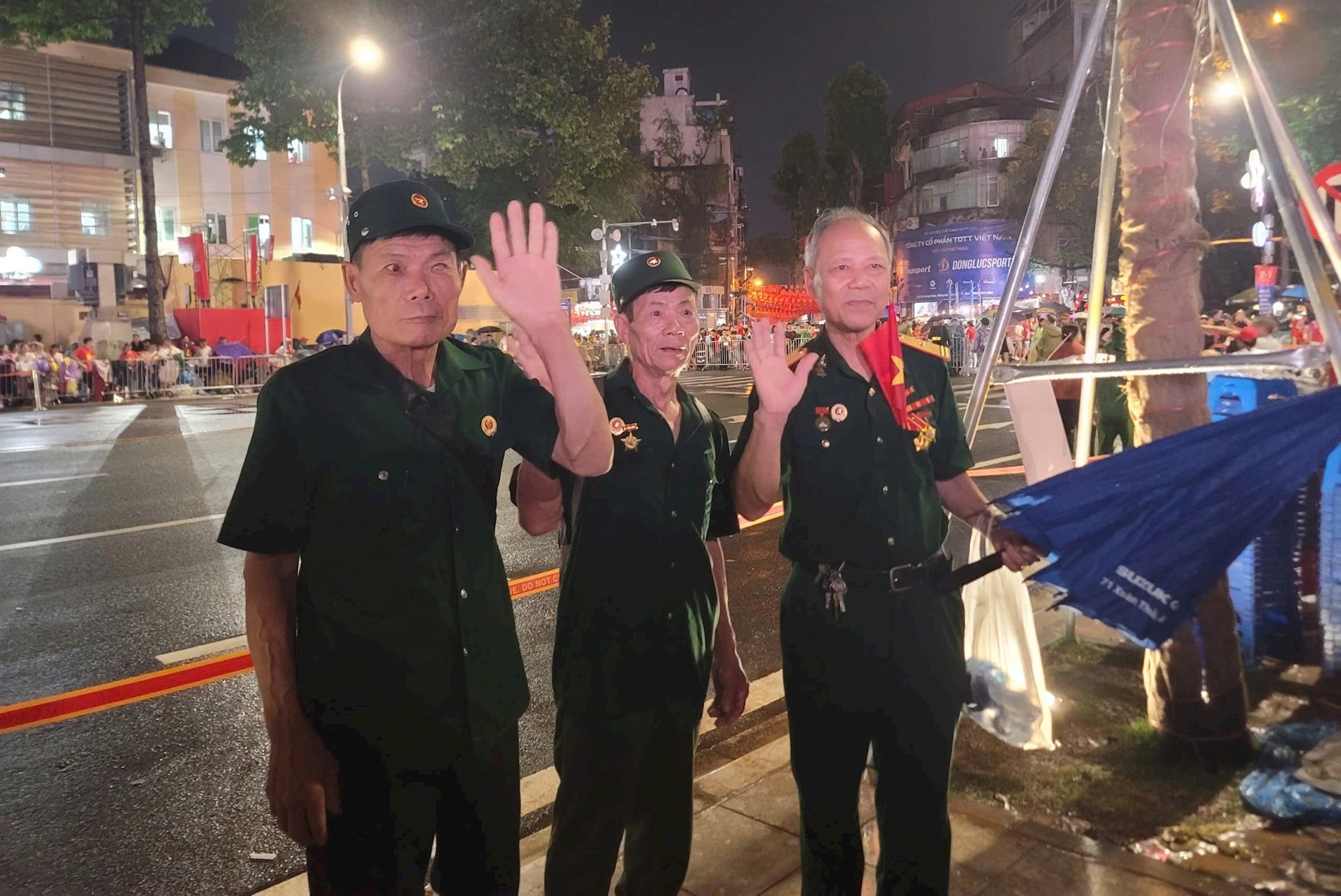Deux frères vétérans, Nguyen Duy Thong et Nguyen Duy Thanh (coiffés de chapeaux, de la commune de Hoai Duc), étaient ravis de se voir attribuer des sièges prioritaires pour assister au défilé. Photo : MH