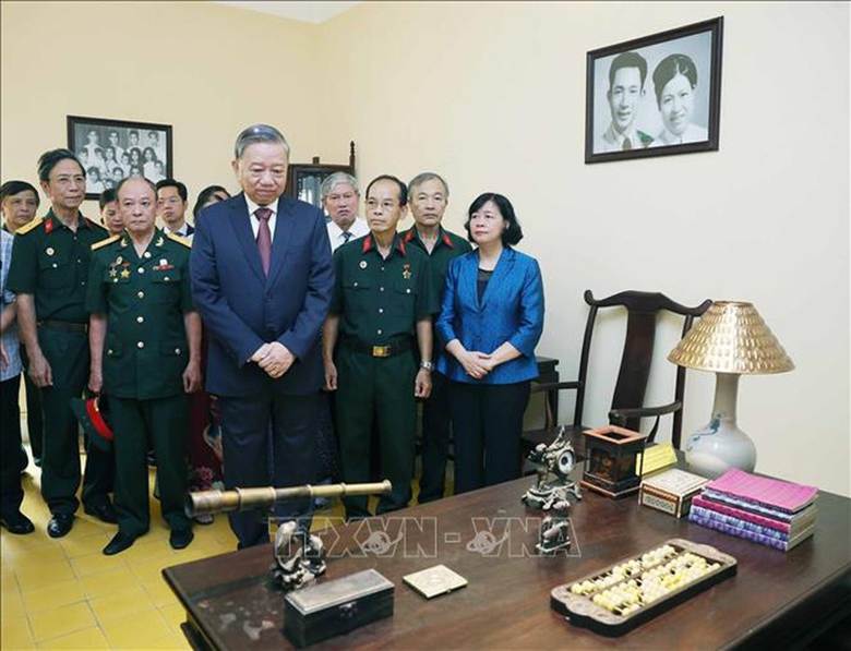 Sekretaris Jenderal dan delegasi meninjau pameran di Situs Relik Hang Ngang No. 48 - Foto: VNA