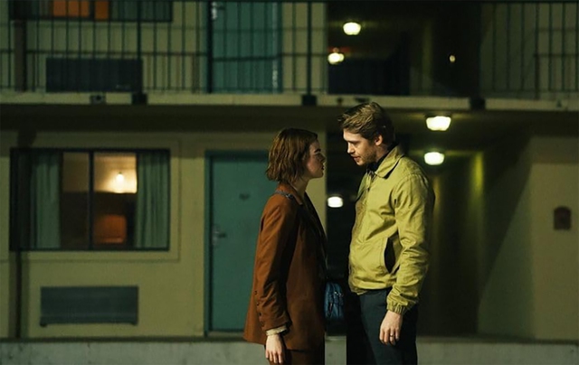 Emma Stone và Joe Alwyn trong phim Kinds of Kindness
