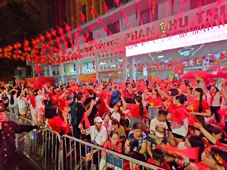 Hà Nội rực rỡ những ngày tháng Tám