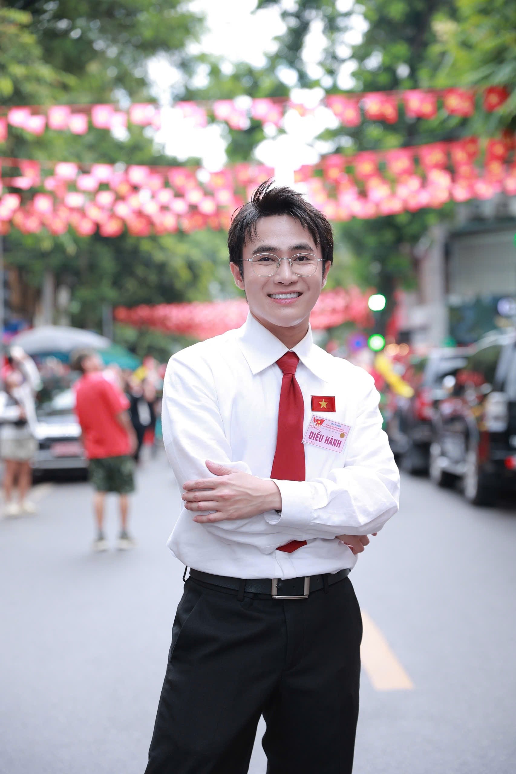 Lâm Vỹ Dạ để chồng ở nhà chăm con, ra Hà Nội tham gia diễu hành A80 - 4