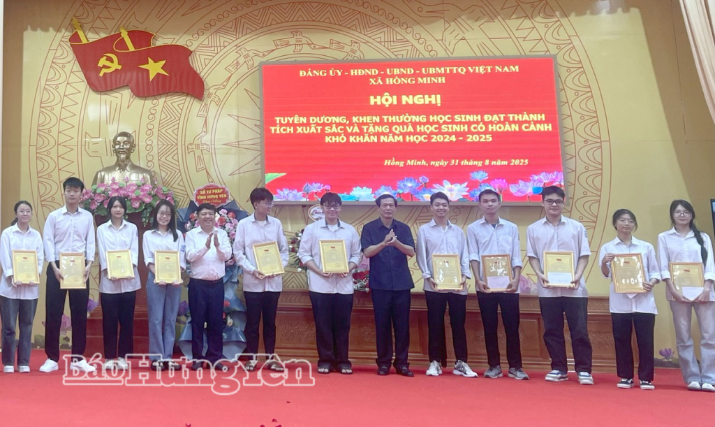 Dr. Nguyen Hong Chuyen, former member of the Standing Committee, former Head of the Propaganda Department of the Thai Binh Provincial Party Committee (old) and leaders of Hong Minh commune awarded prizes to outstanding students.