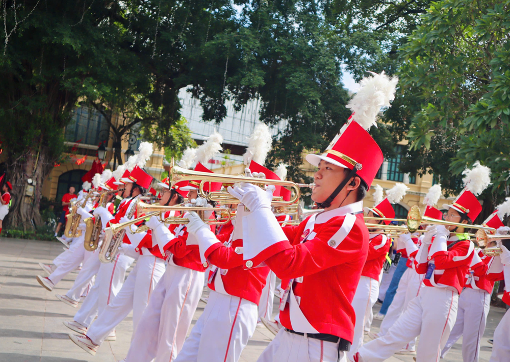 ក្រុមតន្ត្រីស្ពាន់របស់និស្សិតទីក្រុងហូជីមិញ សម្តែងនៅវិមានស្តេច Ly Thai To - រូបថត ២