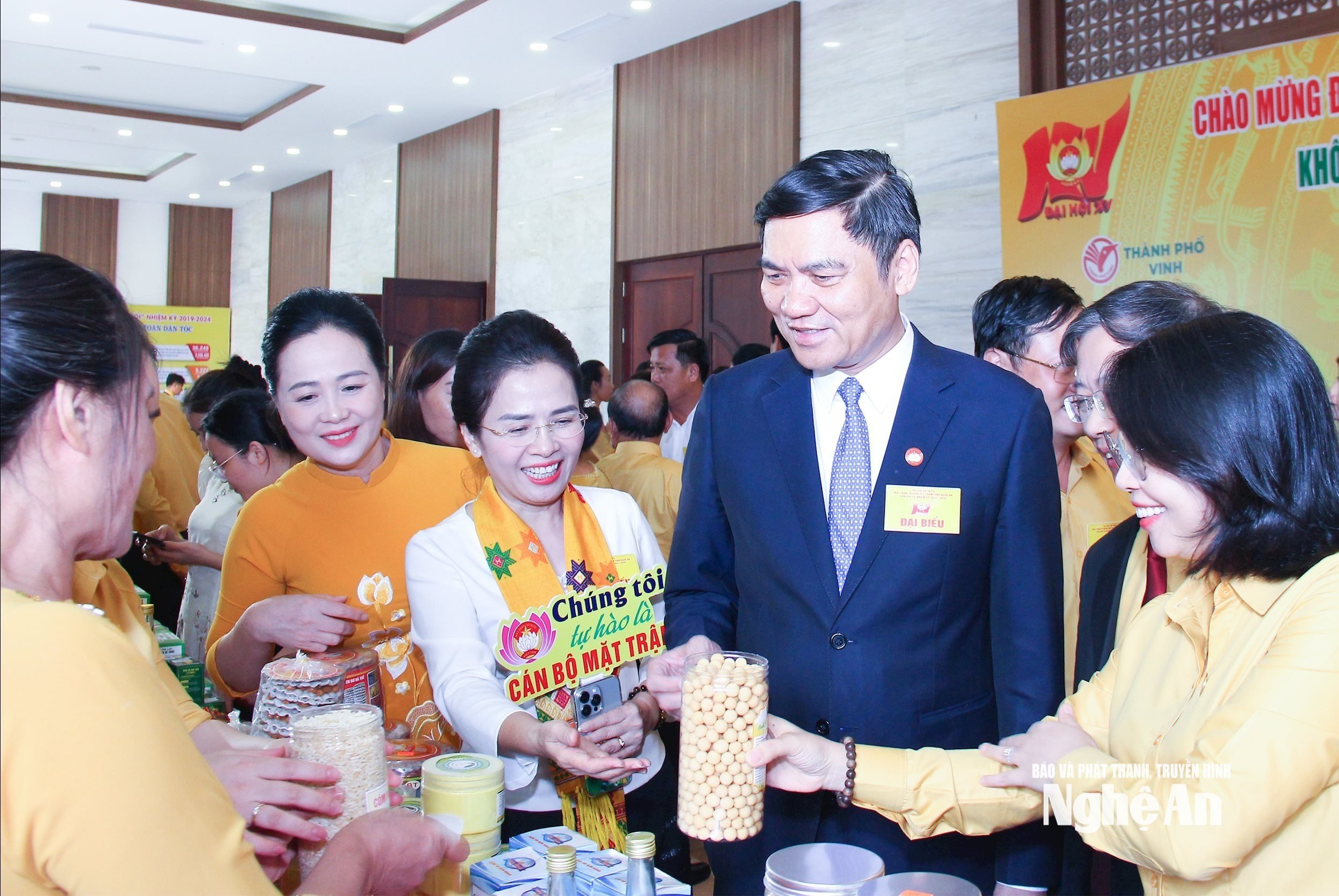 bna_-cac-dong-chi-lanh-dao-tinh-tham-gia-gian-hang-cac-san-pham-dac-trung-cac-dia-phuong-trong-tinh.-anh-mai-hoa-594535a431d623e297621f79644c29de.jpg