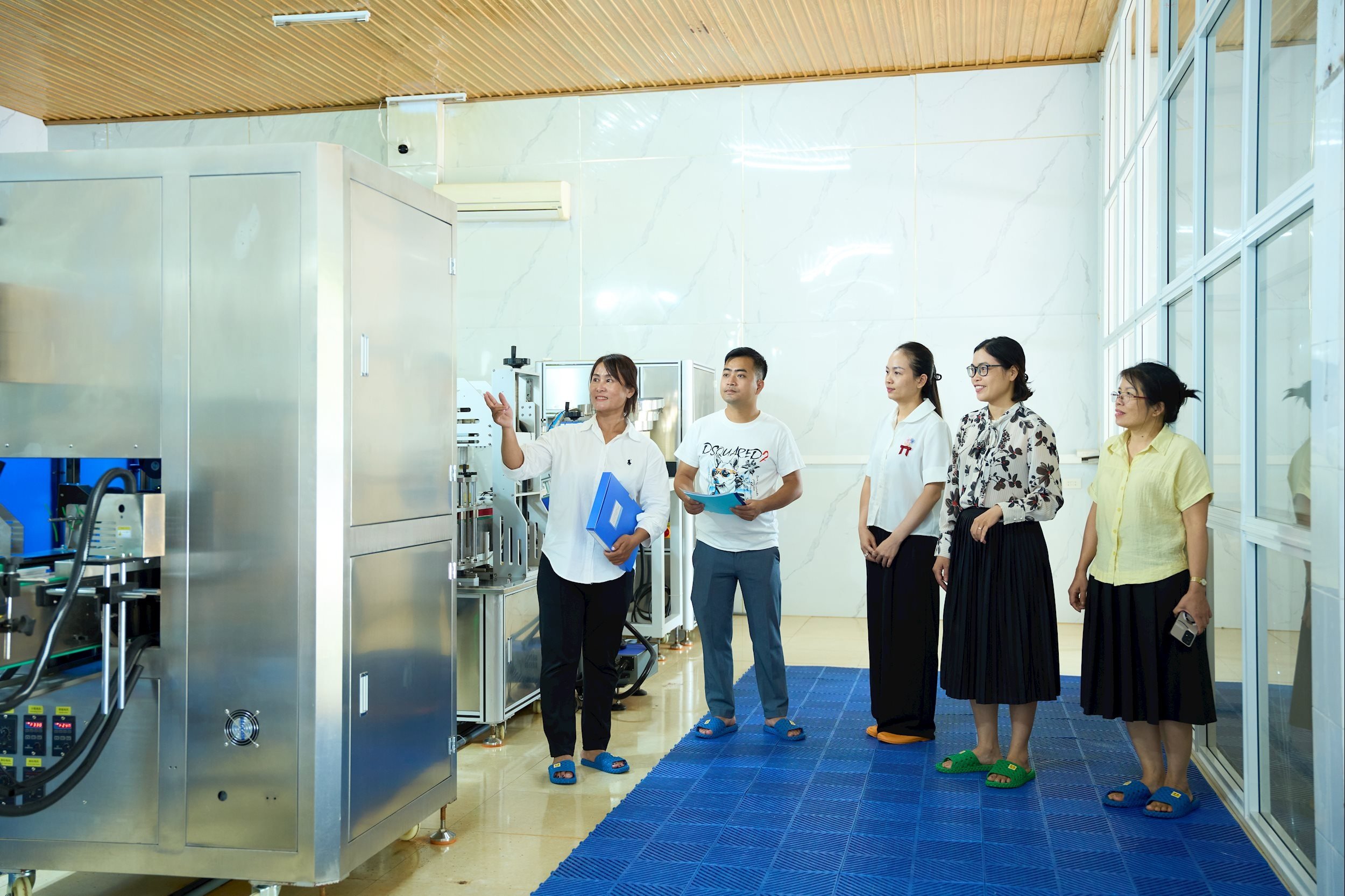 Dây chuyền sản xuất hiện đại,vận hành theo công nghệ TRIM ION tiên tiến của Tập đoàn Nihon Trim (Nhật Bản).