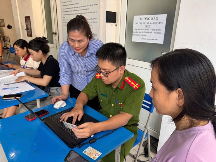 Người dân phấn khởi, xúc động đón nhận quà Tết Độc lập- Ảnh 9.