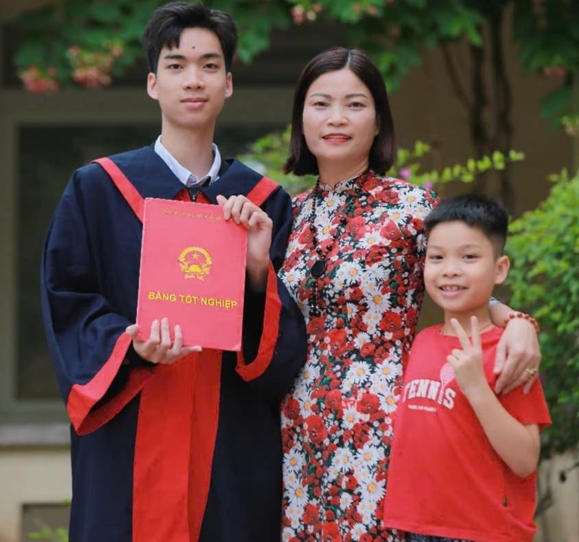 Nam sinh lọt top 0,1% toàn quốc, không học thêm vẫn thủ khoa kép  - 1