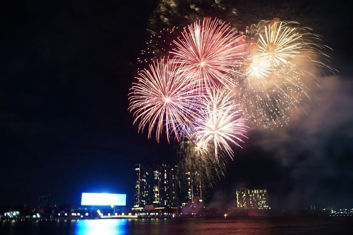 Feuerwerk am Anfang des Saigon-Flusstunnels anlässlich des Neujahrs 2025. (Foto: VNA)