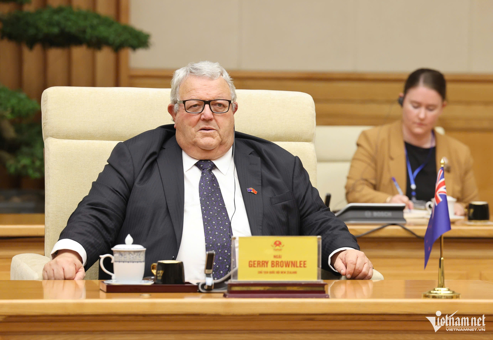 W-_Gerry Brownlee   Phạm Minh Chính 9.jpg