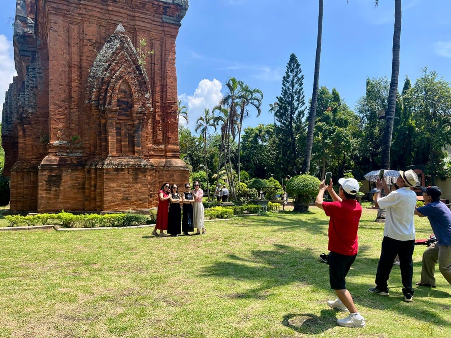 Du khách check-in tại Tháp Đôi.