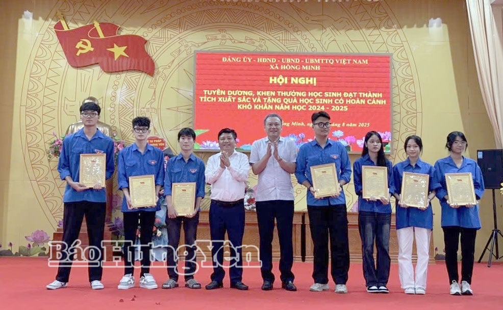 Comrade Hoang Minh Son, Editor-in-Chief of Hung Yen Newspaper and Radio and Television, and leaders of Hong Minh commune presented letters of commendation and certificates of merit to students with excellent achievements.