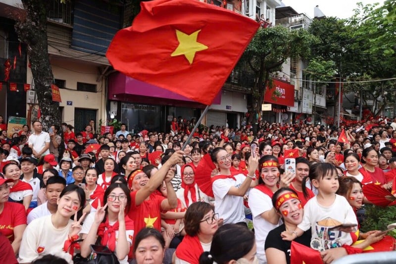 Người dân đứng hai bên đường Nguyễn Thái Học, Cửa Nam, Tràng Thi chào đón đoàn diễu binh, diễu hành. (Ảnh: T.L)