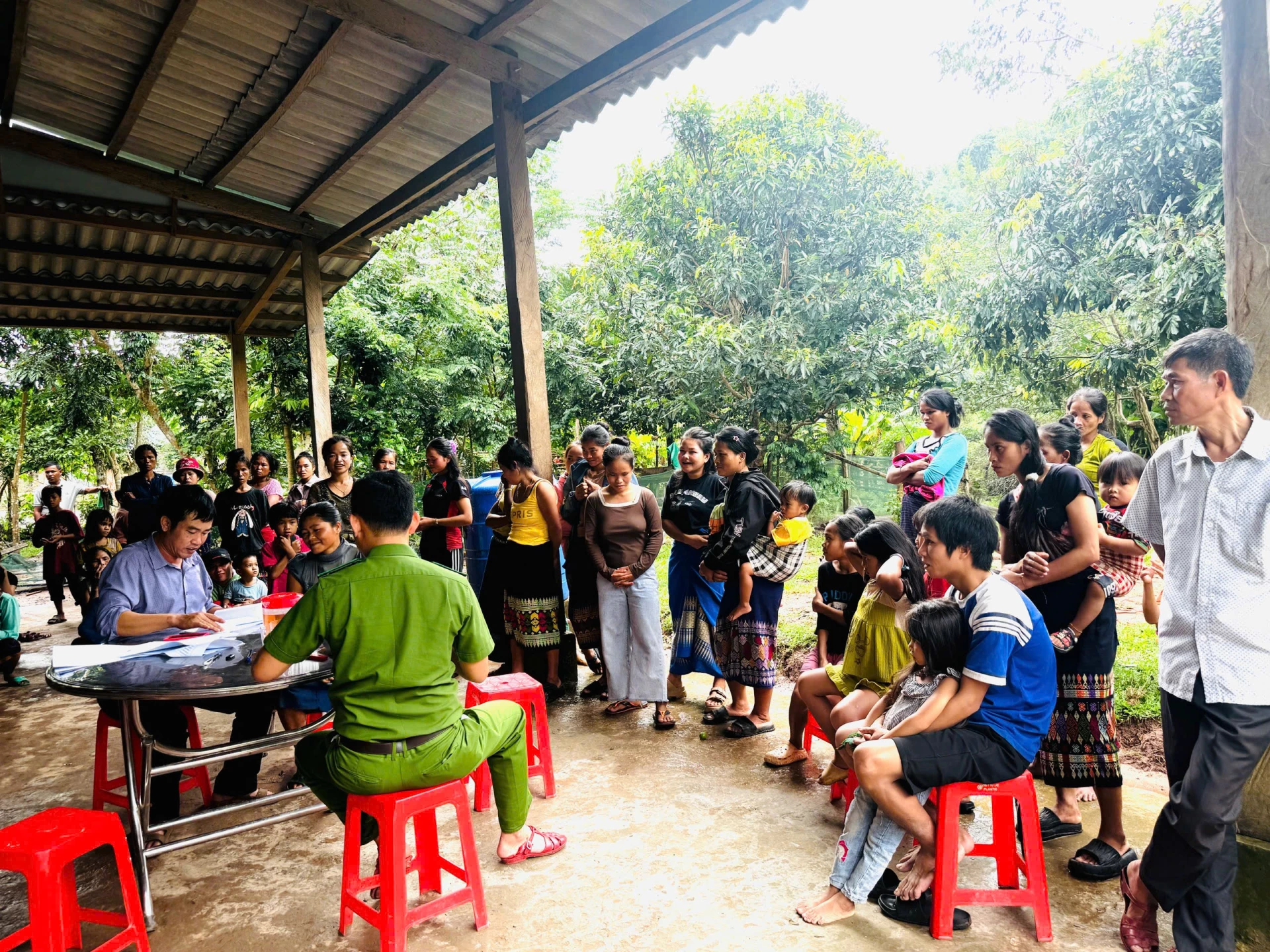 Parteimitglieder im Dorf unterstützen die Menschen bei der Beantragung von Geschenken – Foto: Kim Hoa